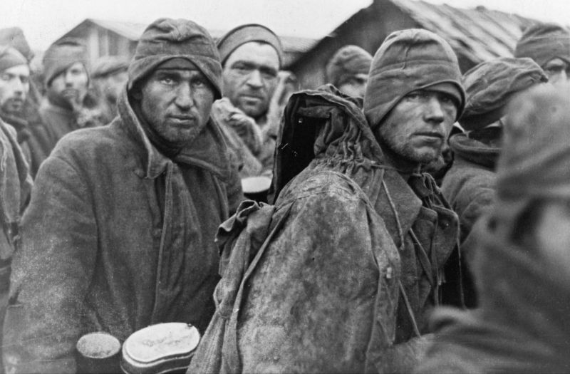 Красноармейцы в лагере военнопленных в Вязьме