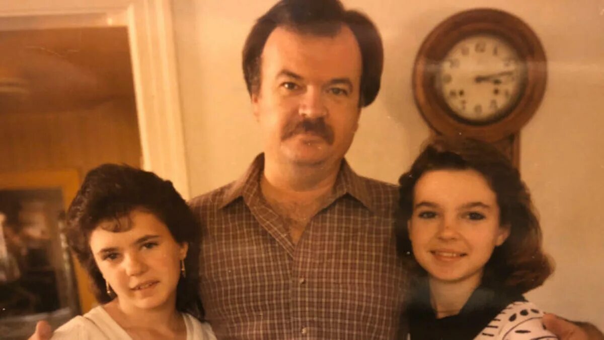 Джон Орр и его дочери. https://wegotthiscovered.com/true-crime/who-is-john-orr-the-firefighter-arsonist/