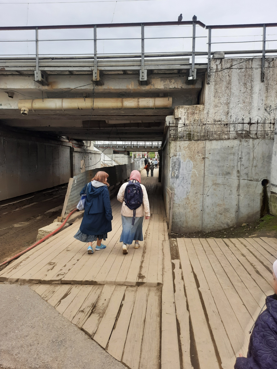 Путь в усадьбу все под тем же мостом