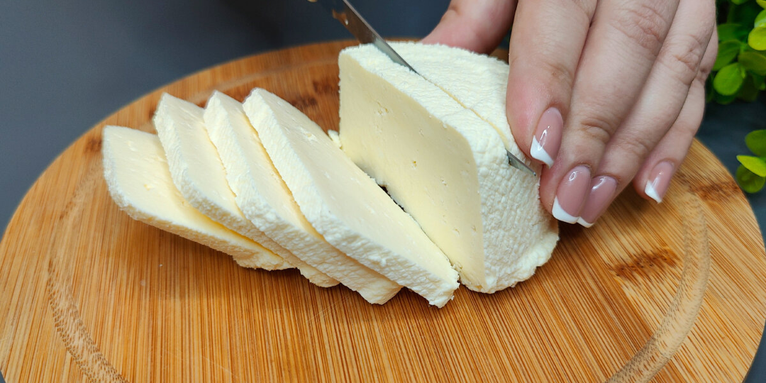 Домашний сыр из 3 ингредиентов — вкуснее магазинного и готов за минуты