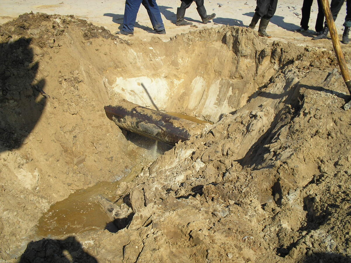 Свищ по нижней образующей, где идет основной поток воды. Нефти практически не видно.