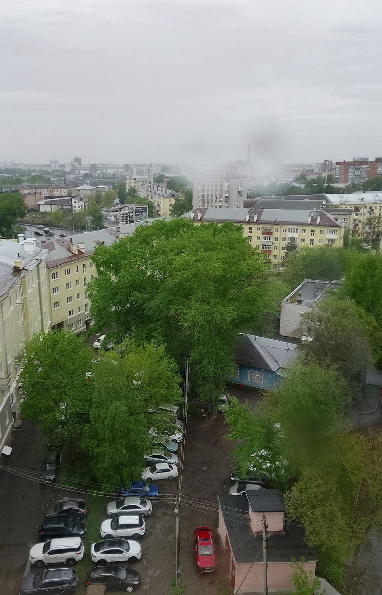 Серое и дождливое утро. Пятна на фото - это капли. Машин во дворе непривычно очень много для субботнего утра - город не выехал за город, испугался погоды. И дороги практически пусты. Фото автора 