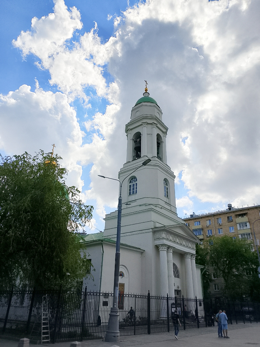 Церковь св. мчч. Флора и Лавра, первое посещëнное мной место по выходе с вокзала