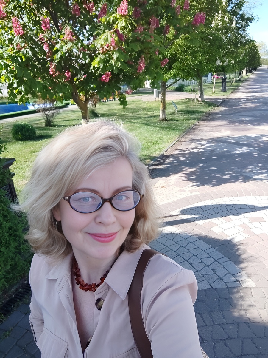 На прогулке.