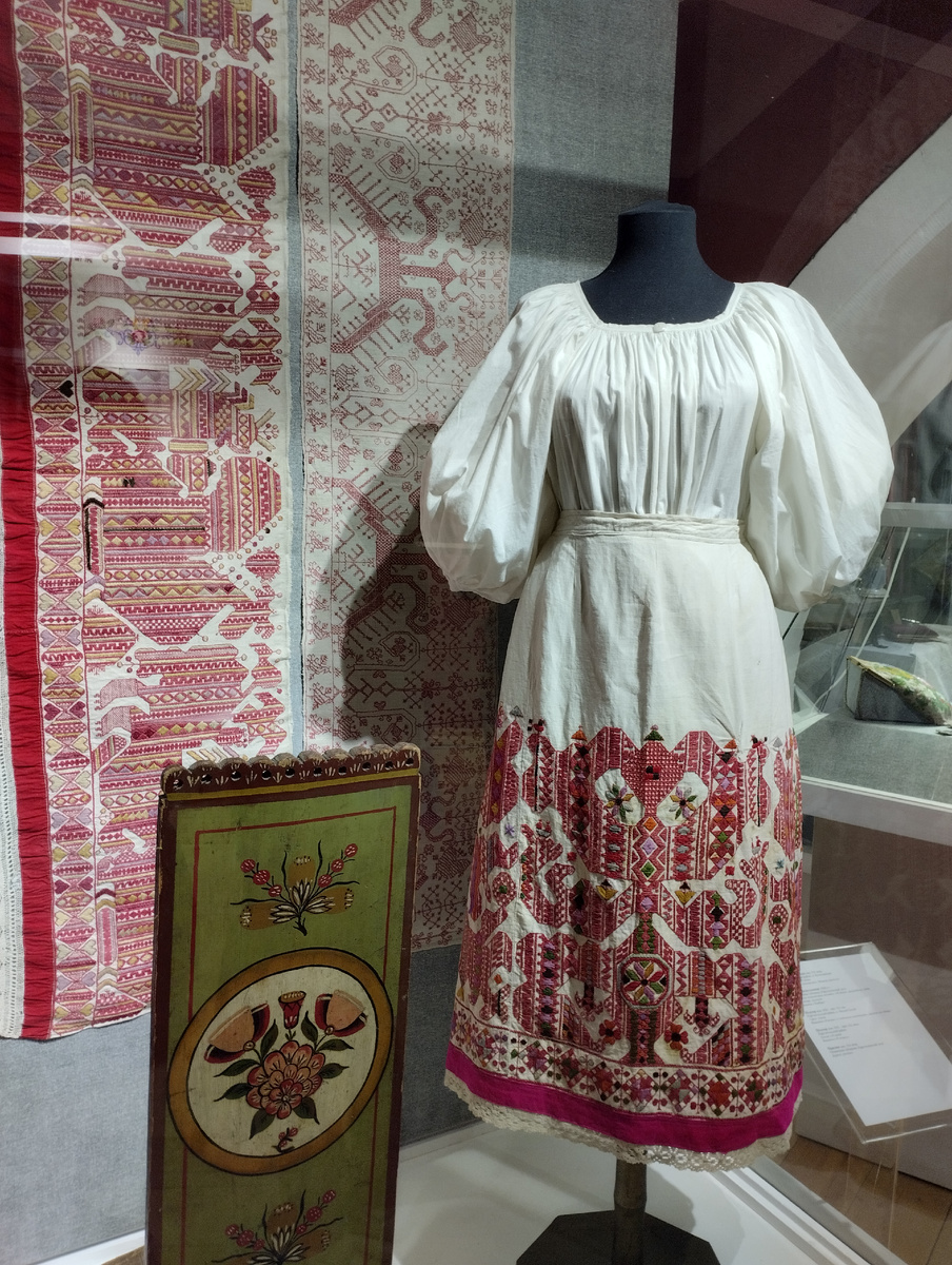 Юбка 1920-х годов и подзоры конца XIX - начала ХХ века. Фото с выставки 