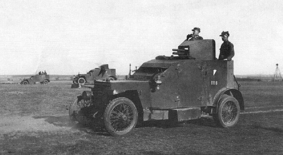 Серийный бронеавтомобиль Peugeot образца 1914 года. На базе такого же был построен первый французский полугусеничный бронеавтомобиль. Фотография в свободном доступе.