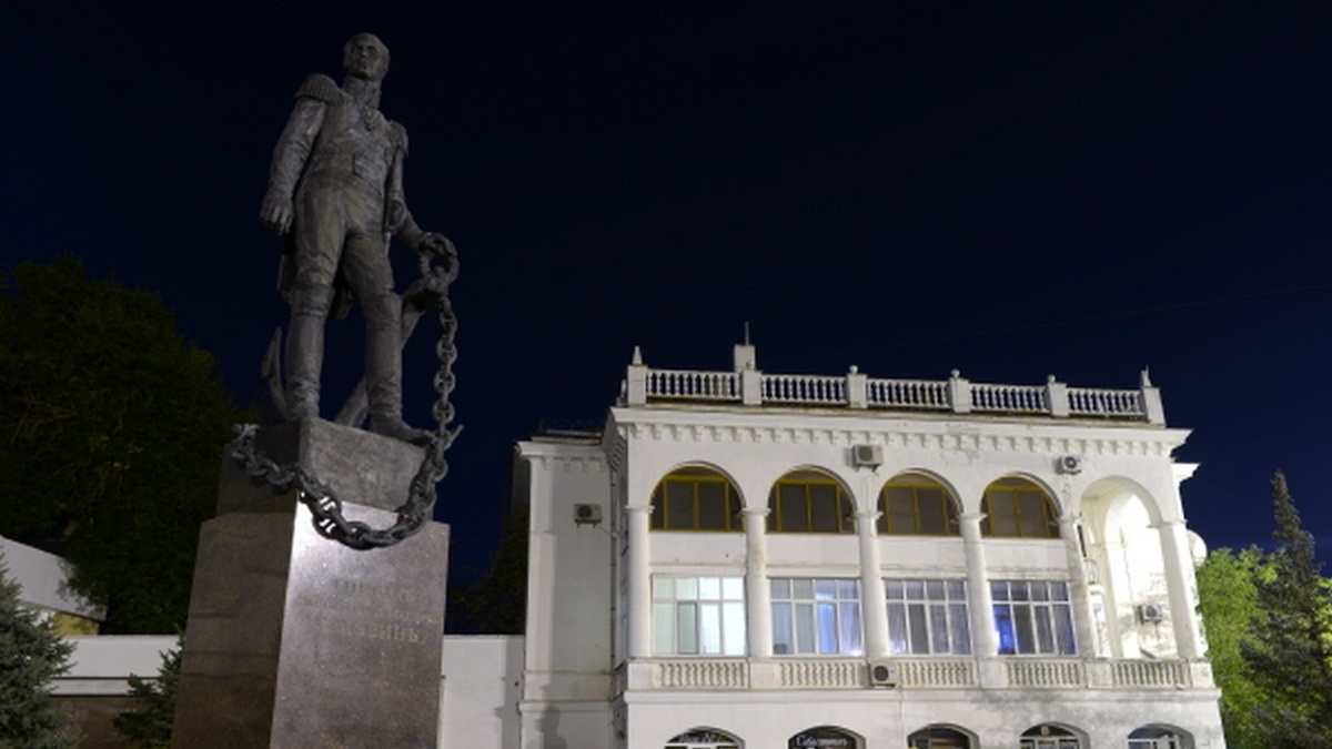    Памятник адмиралу Сенявину в Севастополе.