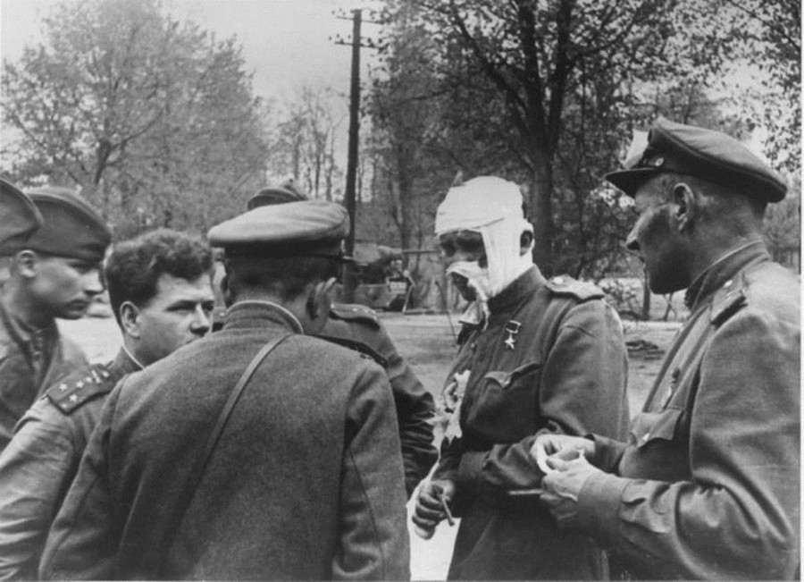 Раненый офицер, Герой Советского Союза, 1945. Фотография Валерия Фаминского.
