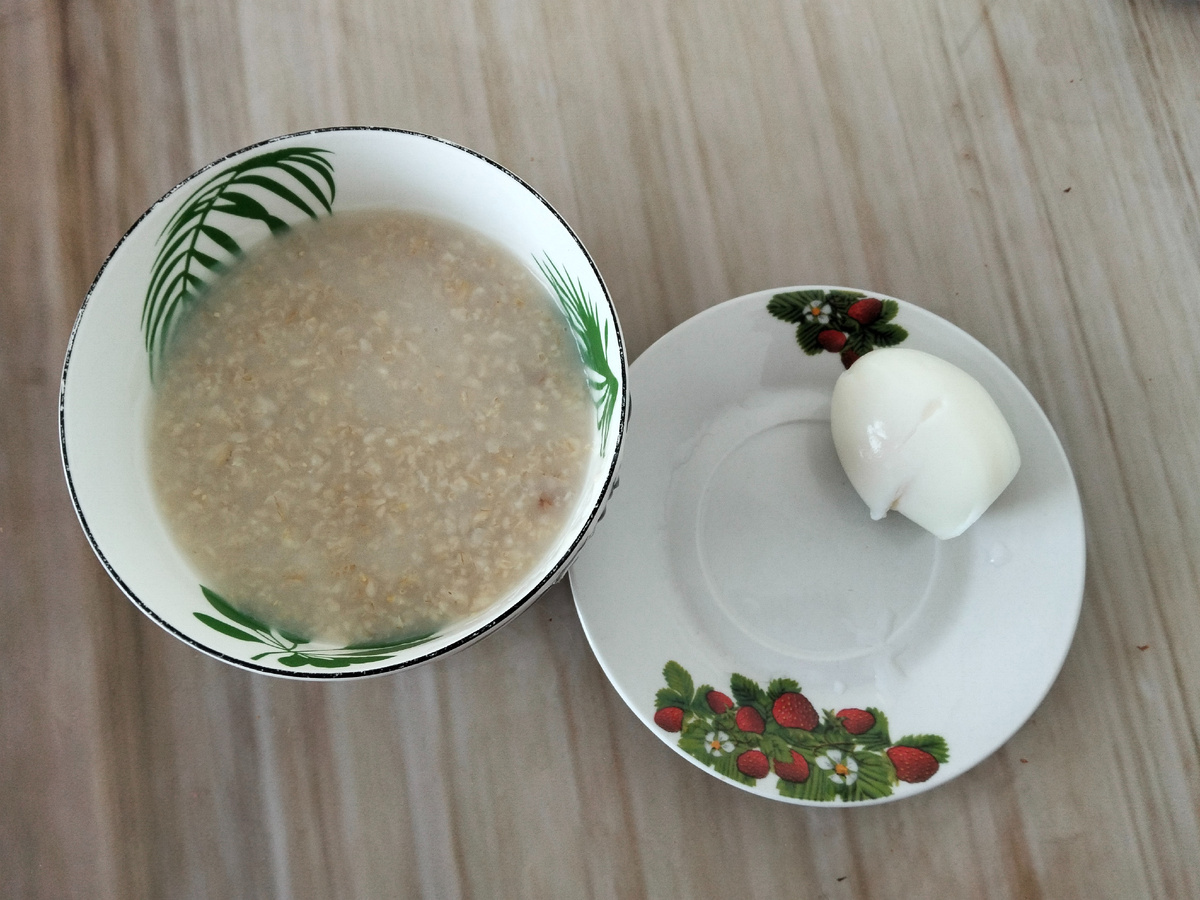 Овсяная каша и вареное яйцо
