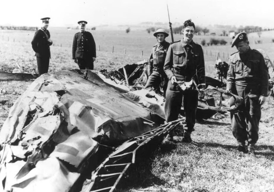    Солдаты и полицейские в Иглшеме осматривают обломки самолета Messerschmitt ME-110. 1941 год