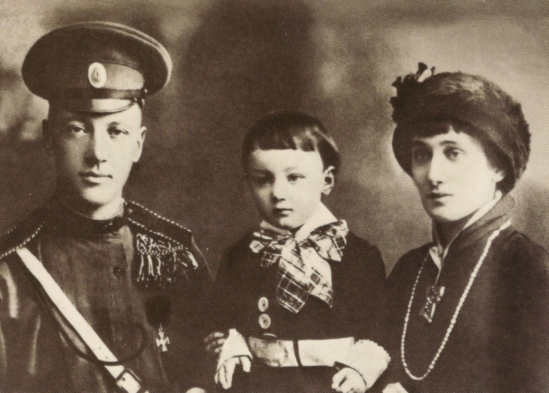 Анна Ахматова с мужем Николаем Гумилевым и сыном Львом, 1916 год