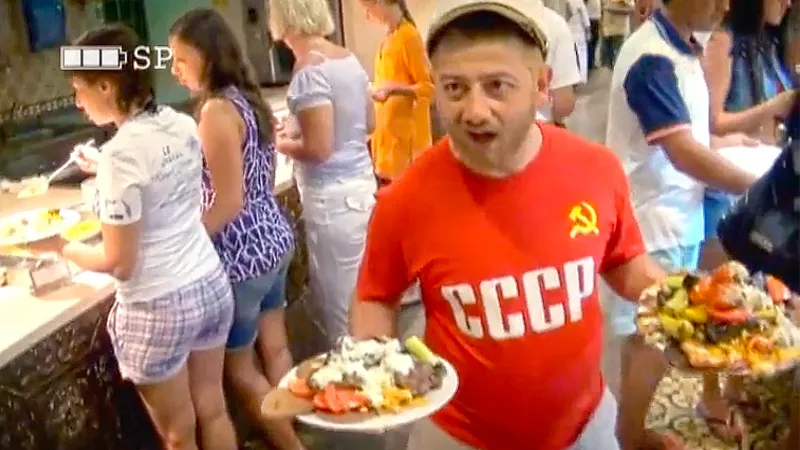 Кадр из комедийного скетч-шоу "Наша Russia" с Михаилом Галустяном.