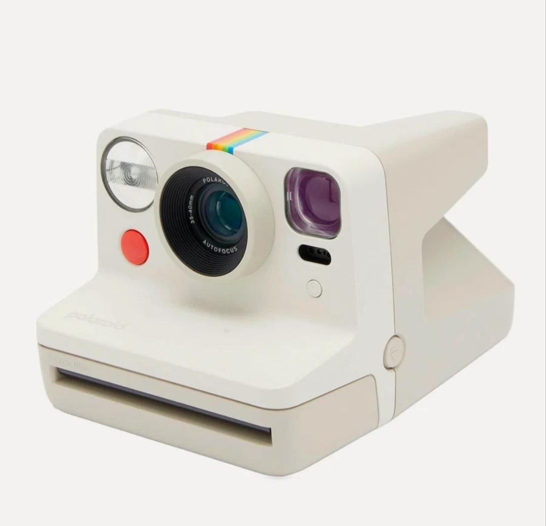 Polaroid Now — полностью аналоговый аппарат для кайфа без лишних настроек. Навёл, нажал, получил.