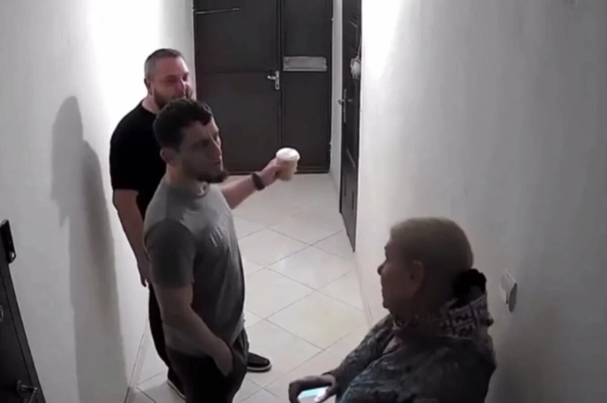    Юнусов сначала плеснул в женщину кофе, а потом стал бить.