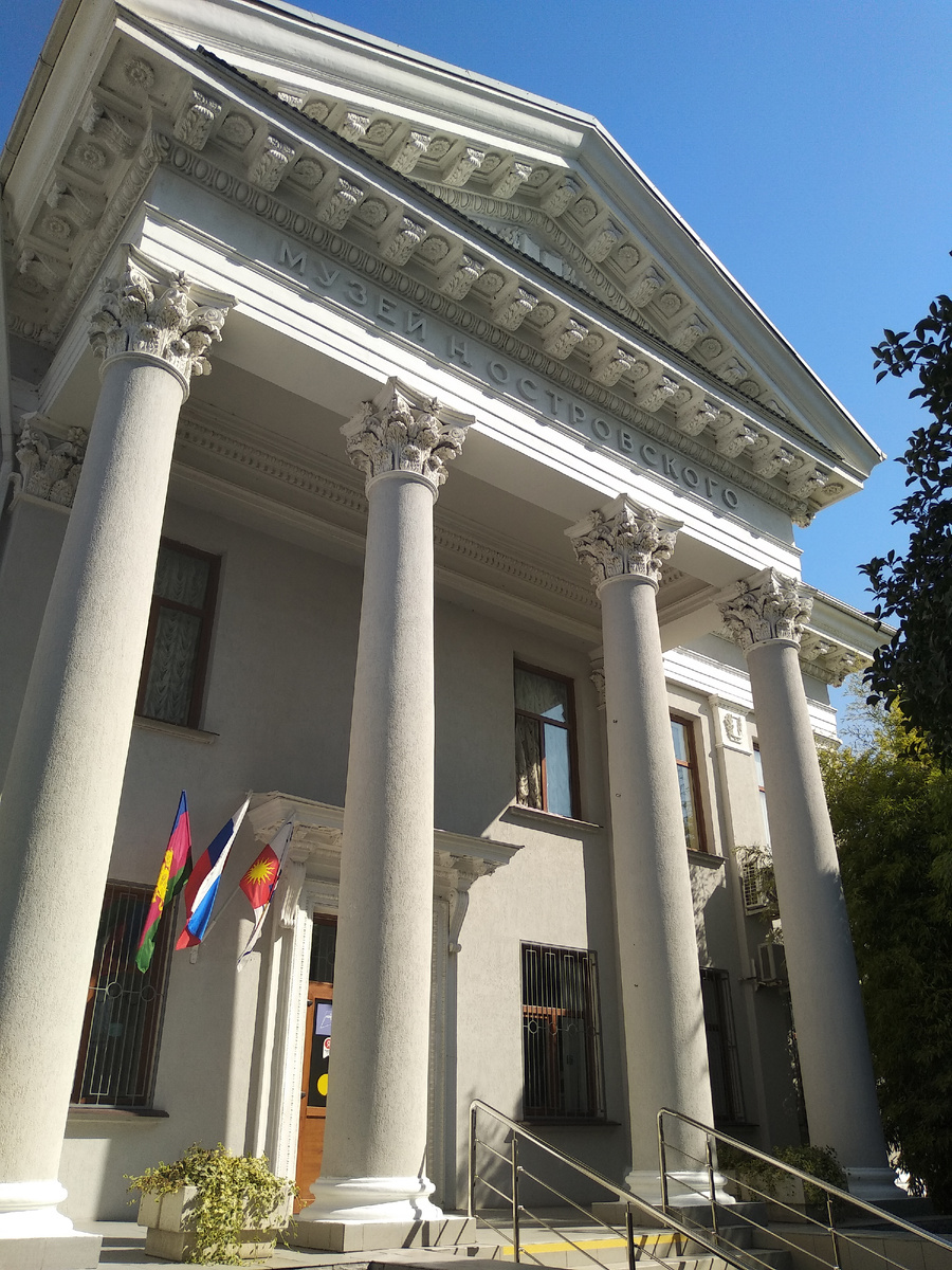 Фото автора, вход в здание
