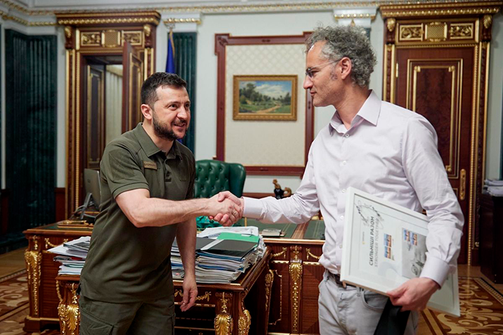 Владимир Зеленский благодарит Алекса Карпа. Источник: социальные сети