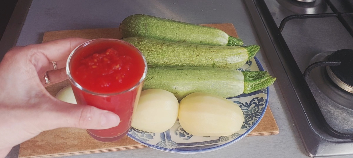 Томатный соус, кабачки лук и картофель