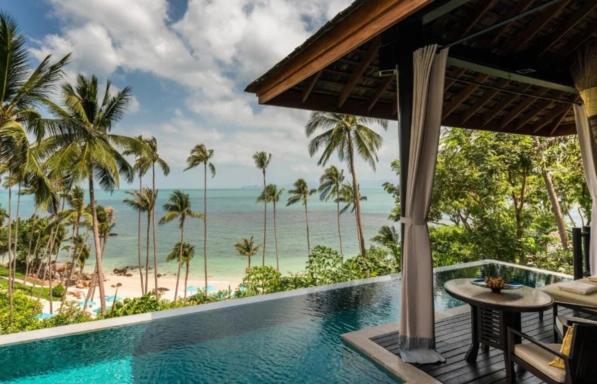    Four Seasons Koh Samui зафиксировал резкий рост бронирований после выхода 3-го сезона «Белого лотоса» в 2025 году. Высокий интерес сохраняется по сей день благодаря желанию туристов пожить в антураже сериала. Таиланд. Самуи. Фото: booking.com