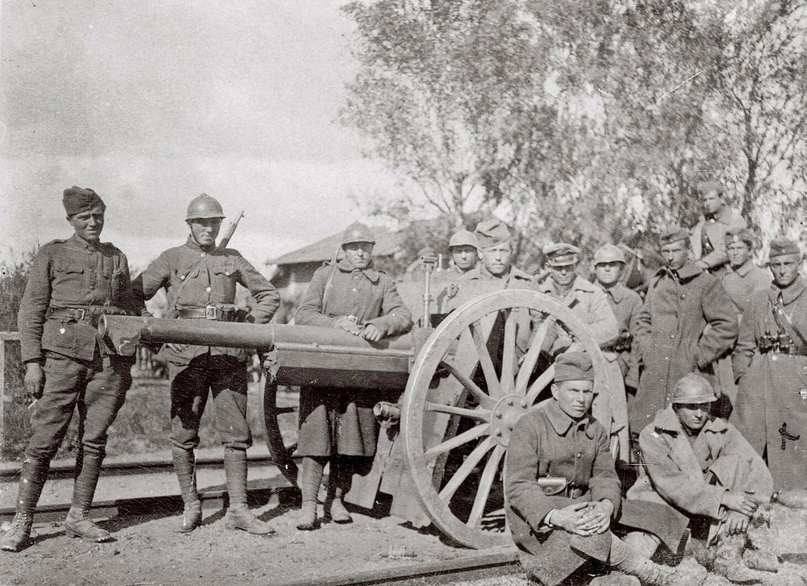 Польские артиллеристы с 75-мм полевой пушкой Mle-1897 французского производства. Период Советско-польской войны.