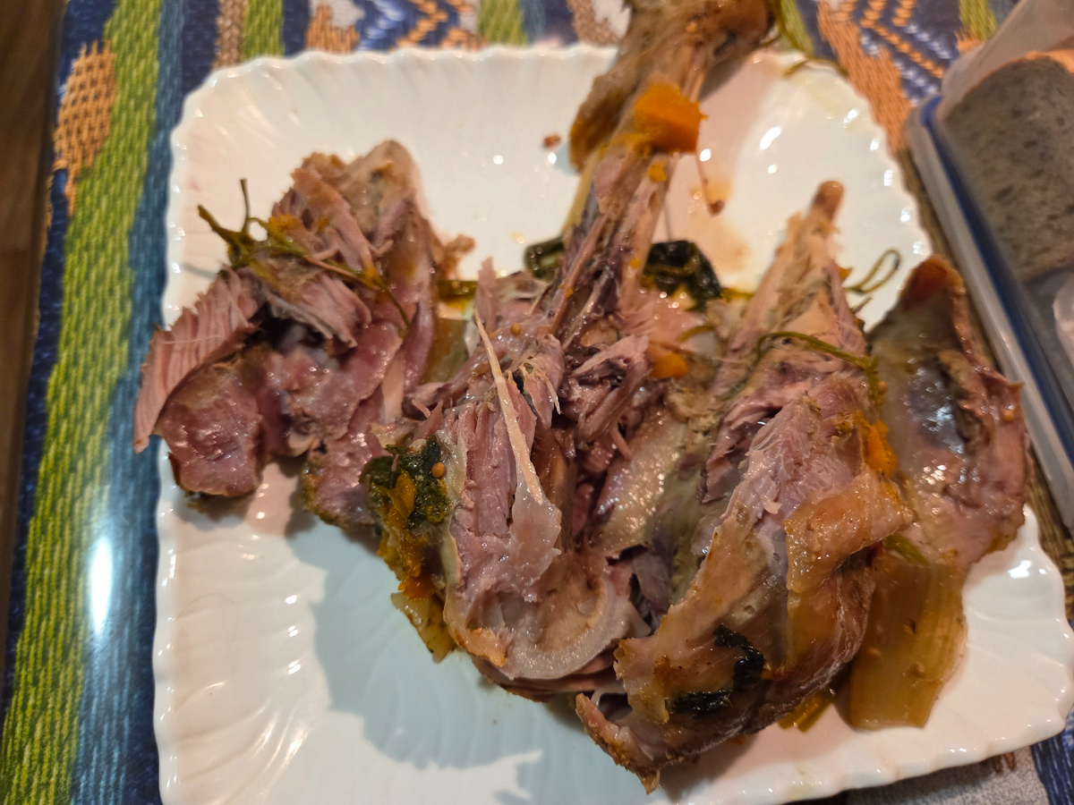 Мясо всё распалось на части, получилось мягчайшее и очень вкусное. 