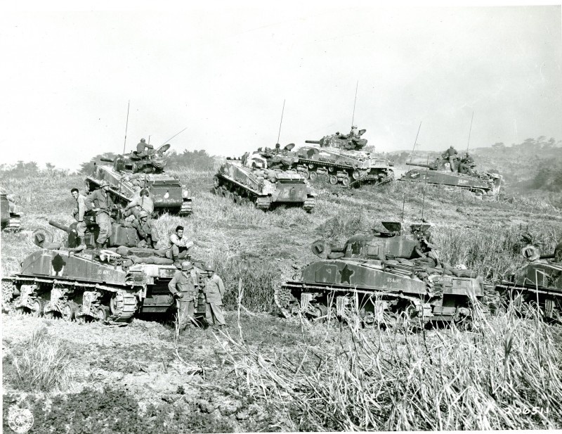 Огнемётные танки М4 Sherman из состава 713-го отдельного танкового батальона американской армии во время боев на Окинаве, 1945 год.