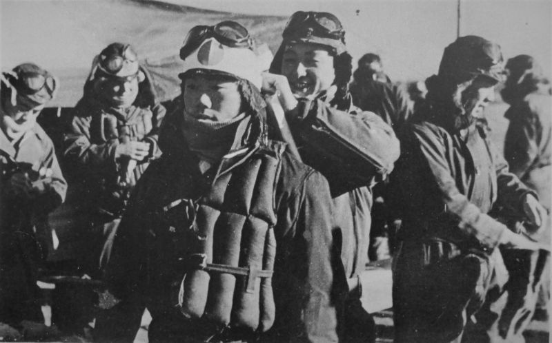 Японские летчики-камикадзе готовятся к вылету, 1945 год.