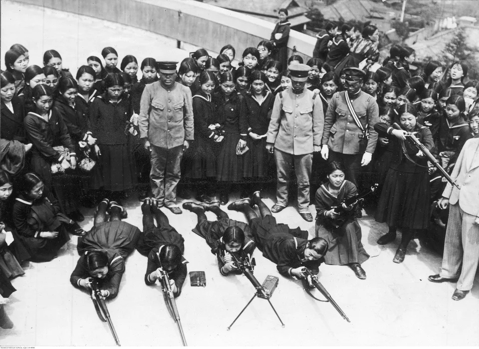 Суровые японские студентки готовятся к американской высадке, 1945 год.
