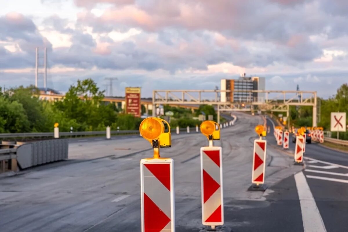    В Волгограде перекрыли движение по нулевой продольной из-за ремонта колодца