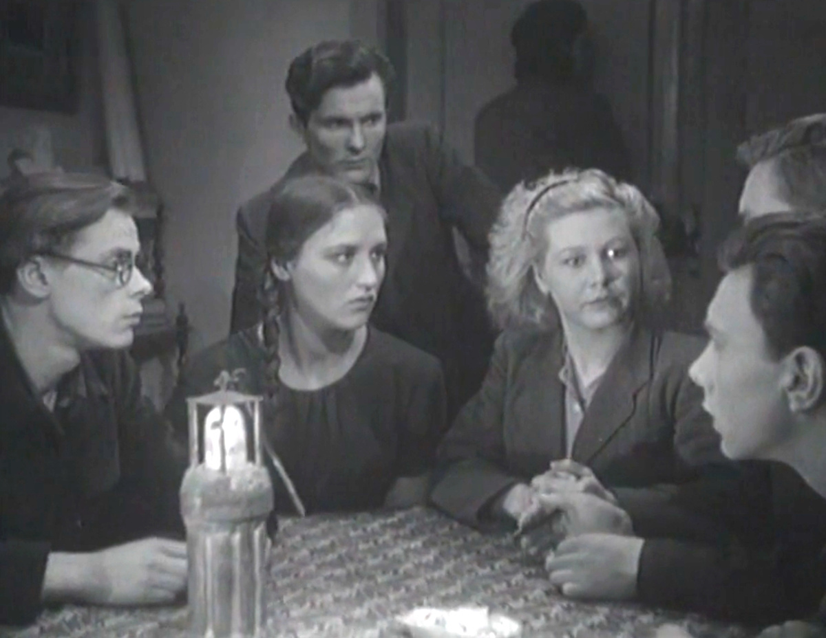 Кадр из кинофильма "Молодая гвардия", 1948 г., режиссер Сергей Герасимов, сценаристы Сергей Герасимов, Александр Фадеев, композитор Дмитрий Шостакович (скриншот)