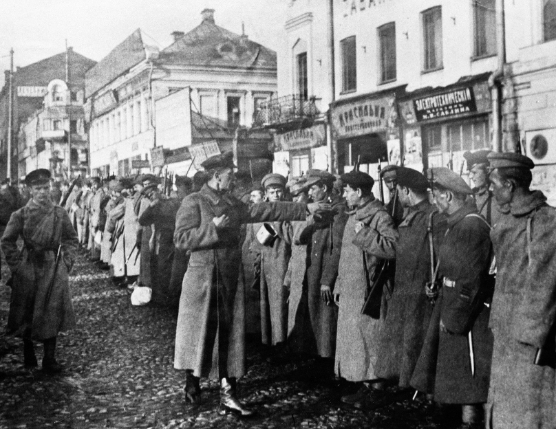 Отправка рабочего продотряда из Москвы за хлебом в деревню.