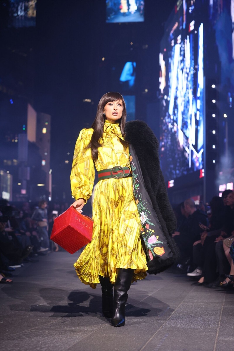    Пэрис Хилтон в шубе на подкладке с принтом Gucci Flora, double-G ремне и ланч-боксом из крокодиловой кожи притворяется то ли mob wife из ресторана «Микки» в бандитском Петербурге, то ли Дашей Букиной из «Счастливы вместе» Фото: Архивы пресс-служб