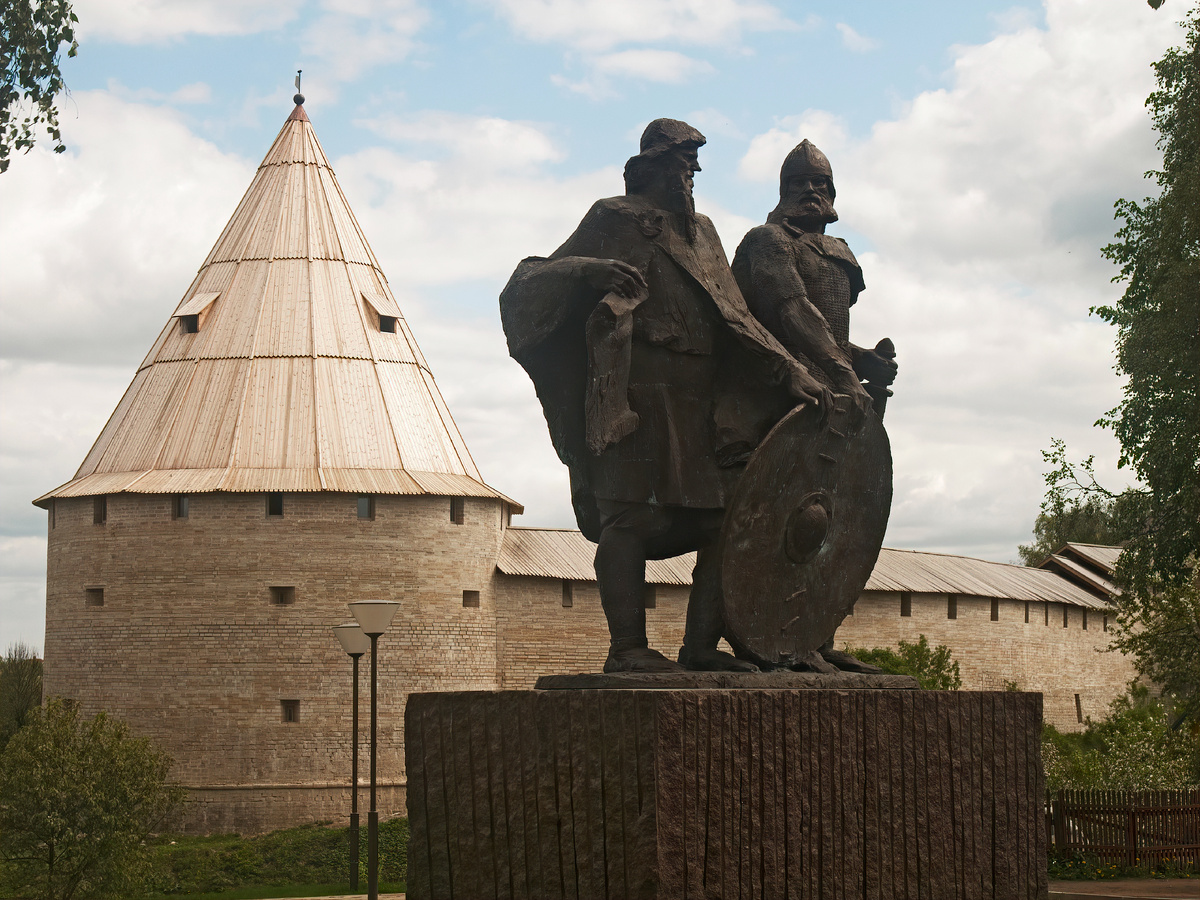 Старая Ладога, памятник Рюрику и Вещему Олегу