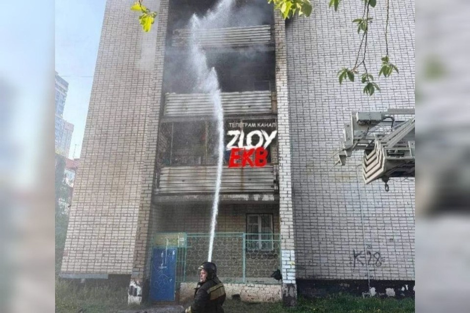    Пожар случился на верхних балконах. Фото: Telegram-канал "Злой Екатеринбург"