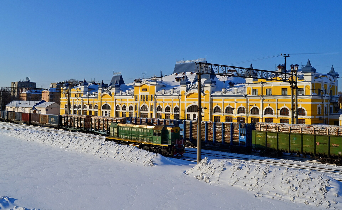 Вокзал Томска, отреставрирован в 2004 к 400-летию города. На переднем плане маневровый тепловоз по станции ТЭМ2УМ-580. Источник фото: ru.wikipedia.org Авторство: Артём Полоз. Собственная работа, CC BY-SA 4.0, https://commons.wikimedia.org/w/index.php?curid=37883236