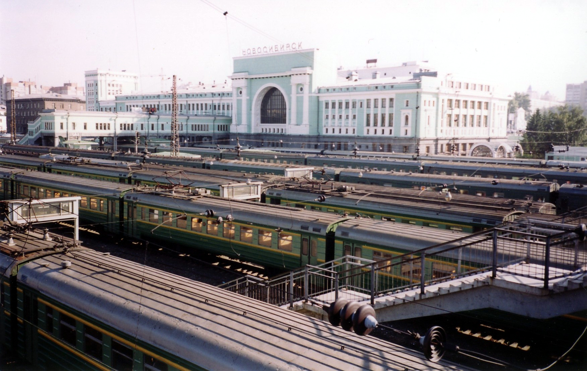 Железнодорожный вокзал станции Новосибирск-Главный. Источник фото: ru.wikipedia.org Авторство: User:Aladux. Собственная работа, CC BY-SA 3.0, https://commons.wikimedia.org/w/index.php?curid=401385