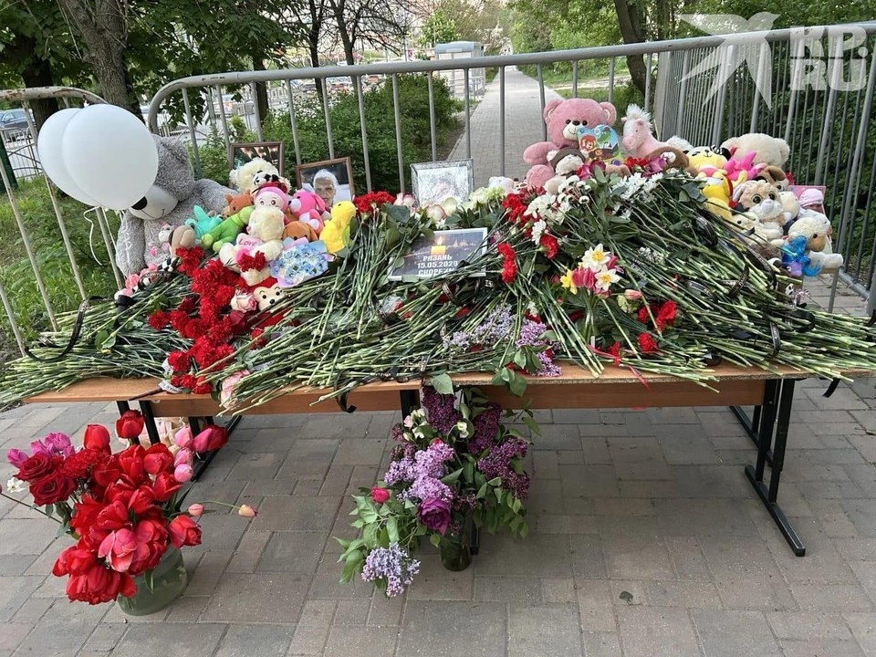    Стихийный мемориал появился у дома, пострадавшего при атаке БПЛА на Рязань.