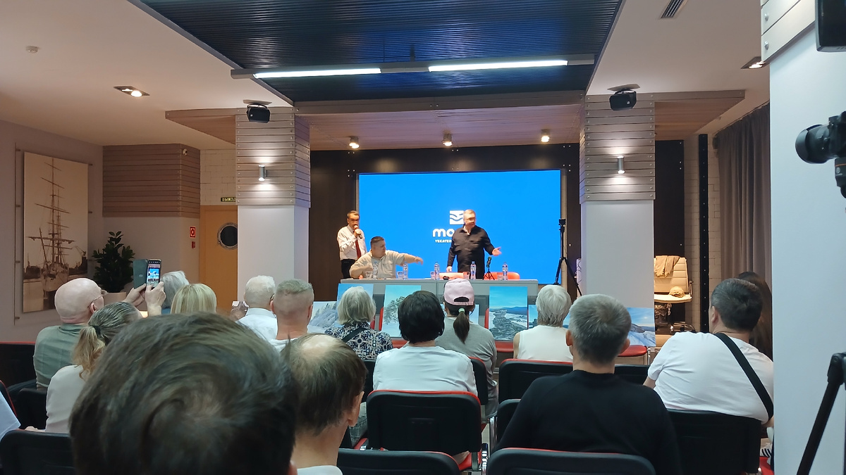 Слева направо: Алексей Коськин, Олег Рыбаков, Дмитрий Киреев. Конференция май-2026. Фото: Алексей Команёв, канал "Тайна Огненных Шаров"