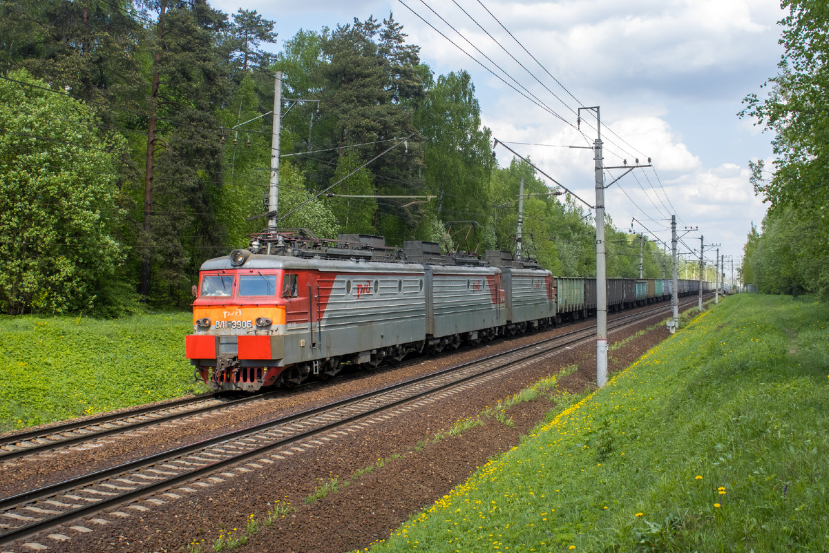 Электровоз ВЛ11-390/367А с грузовым поездом