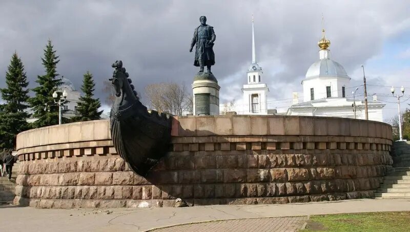 Памятник Афанасию Никитину в родной Твери