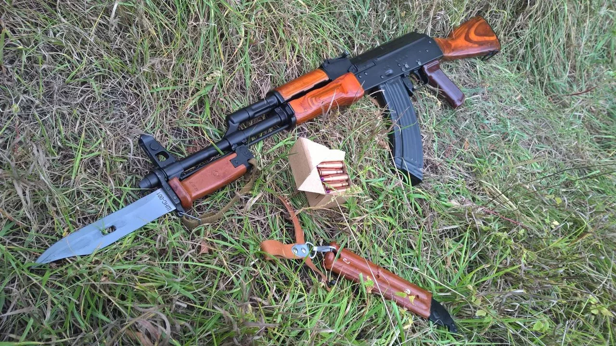 АК...