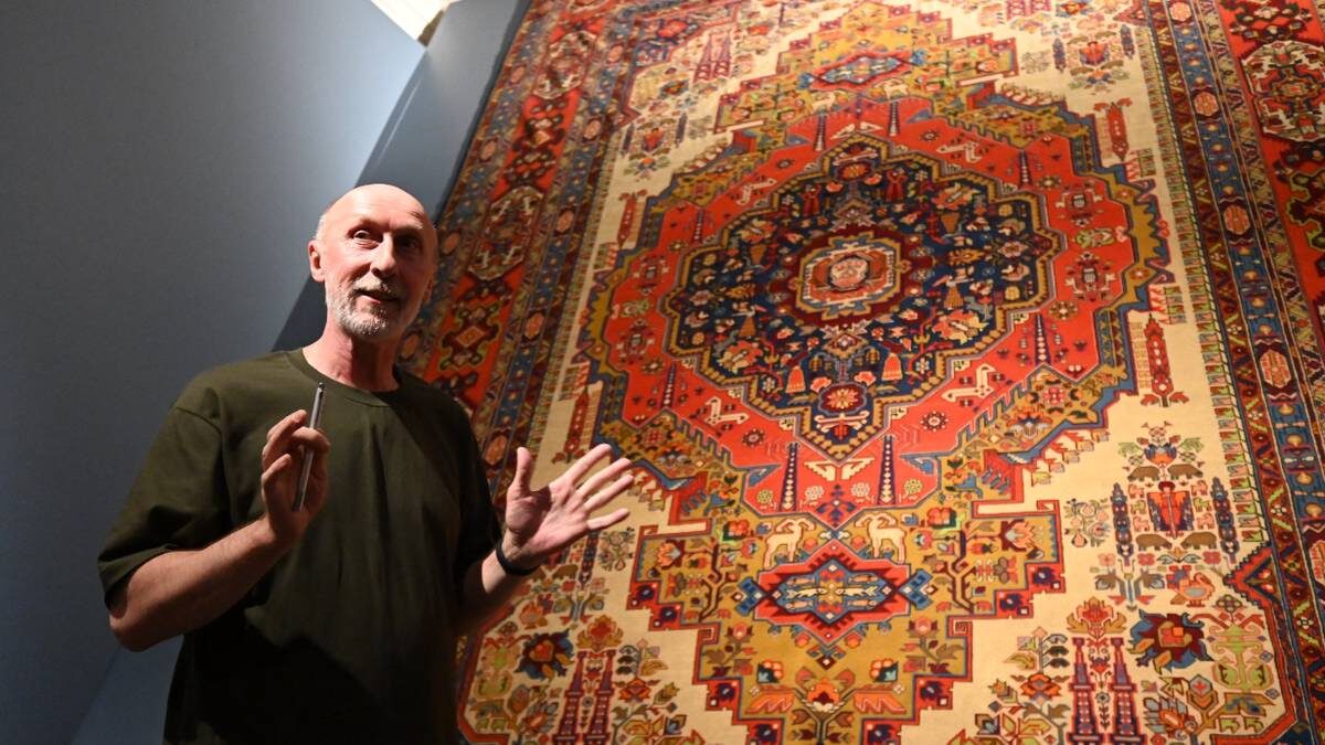    Экскурсовод Андрей Шаповалов показывает ковер на выставке «Ковры истории» / Фото: Екатерина Хорошилова / Вечерняя Москва