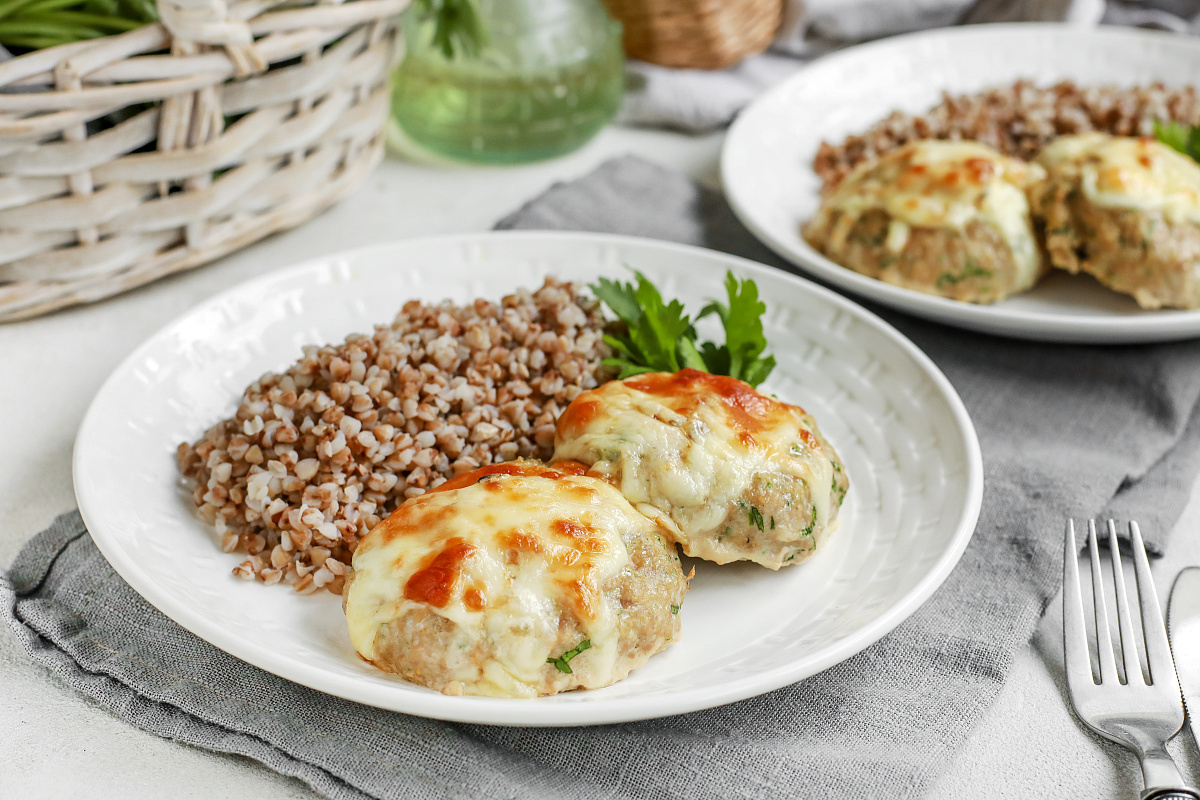 Мясные гнезда с грибным сердцем и рассыпчатой гречкой