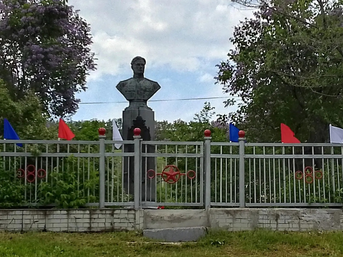 Бюст Николая Михайловича Скоморохова в с Белогорское