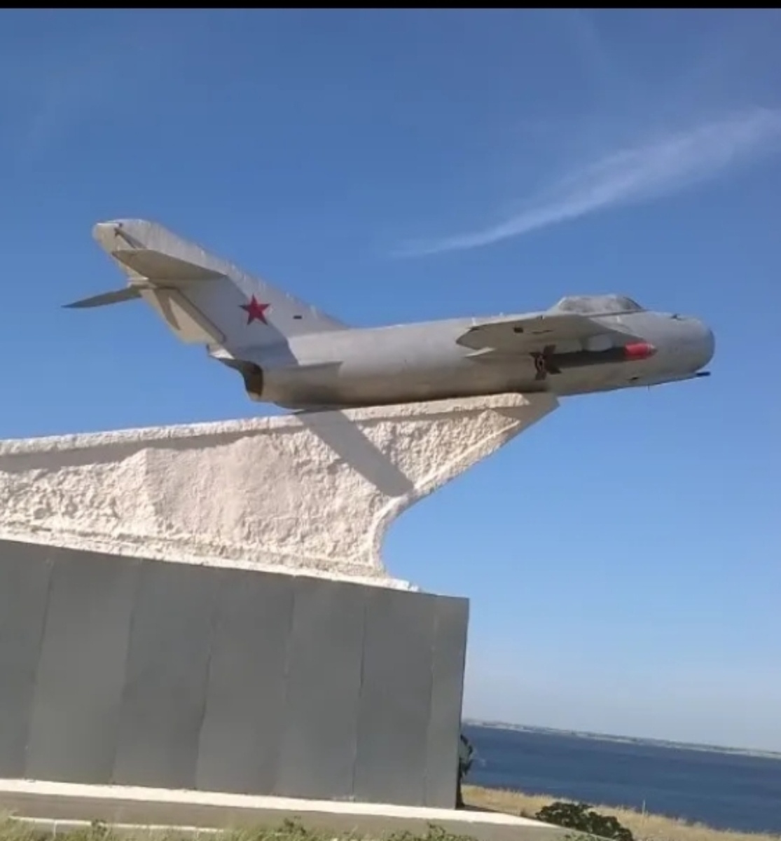 Самолёт-истребитель МиГ-17 в память о лётчиках-участниках Великой Отечественной войны, в том числе о тех, кто сражался в Сталинградской битве. Памятник был открыт в 1975 году. 