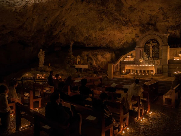 Грот в святилище ла- Сент-Бом. ( Sanctuary of La Sainte-Baume)