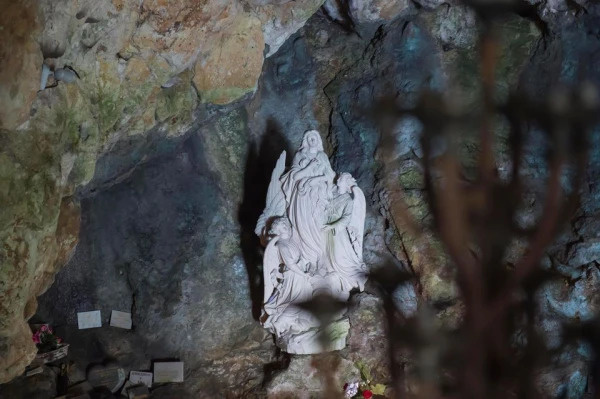 Статуя в гроте святилища ла-Сент-Бом( Sanctuary of La Sainte-Baume)