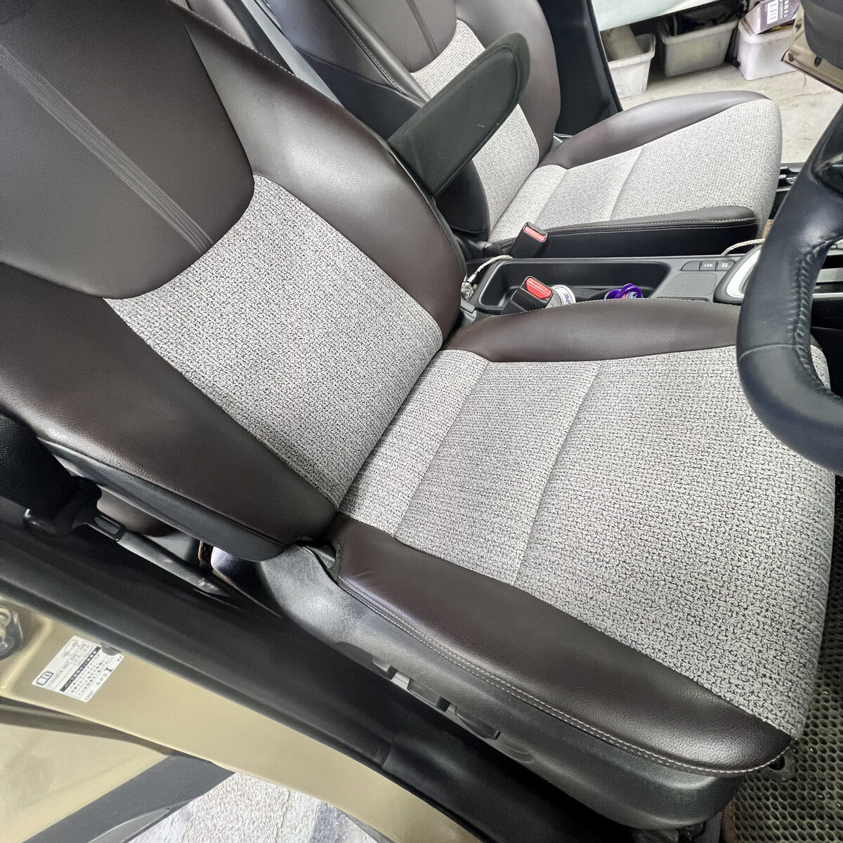 Вы выбрали Toyota Yaris Cross с салоном, который на фотографии в автосалоне выглядел как конфетка: светло-серая перфорация, благородный шоколад по краям, нарядный, светлый, дорогой.