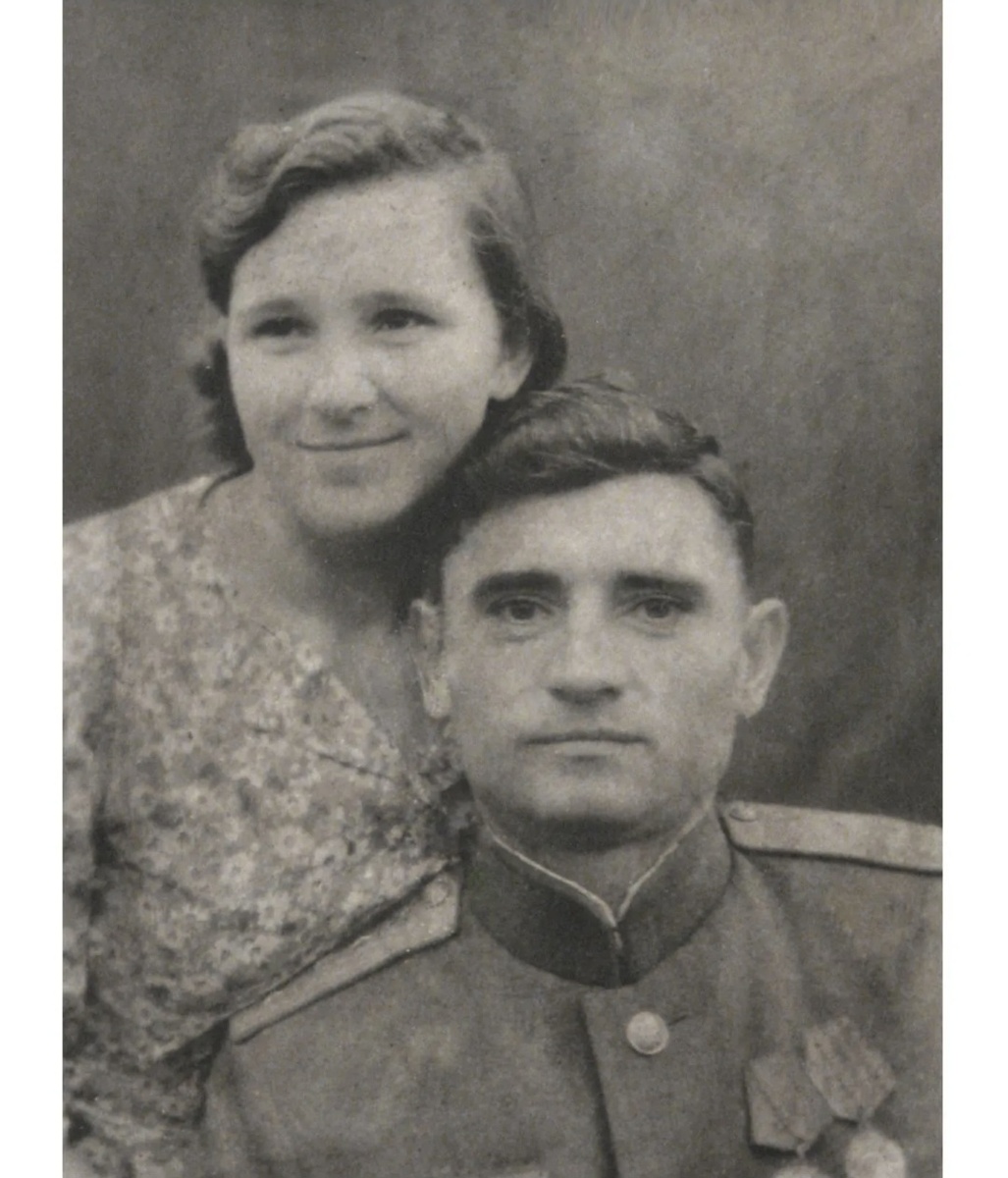 Дедушка Никифор и бабушка Нина в 1943 г. Бабушке 22, дедушке 31
