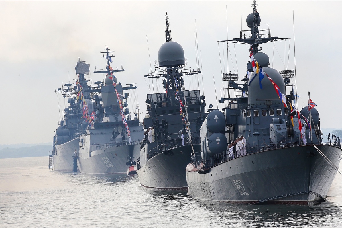    2016 год. Корабли Балтийского Флота в парадном строю во время генеральной репетиции военно-морского парада, посвященного Дню ВМФ России. На первом плане - ракетный катер Р-129 "Кузнецк"./Игорь Зарембо / РИА Новости