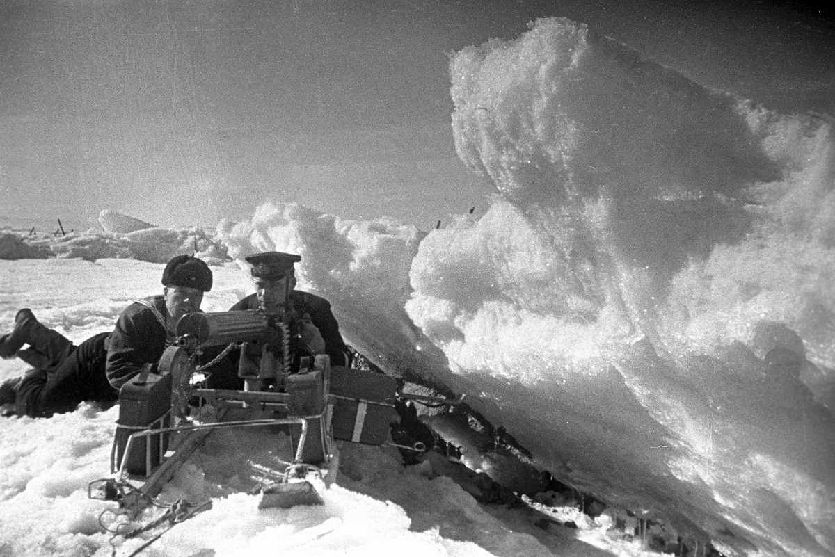    1942 год. Великая Отечественная война. Оборона Ленинграда. Морские пехотинцы Балтийского флота обороняют город со стороны Финского залива. /Александр Бродский / РИА Новости